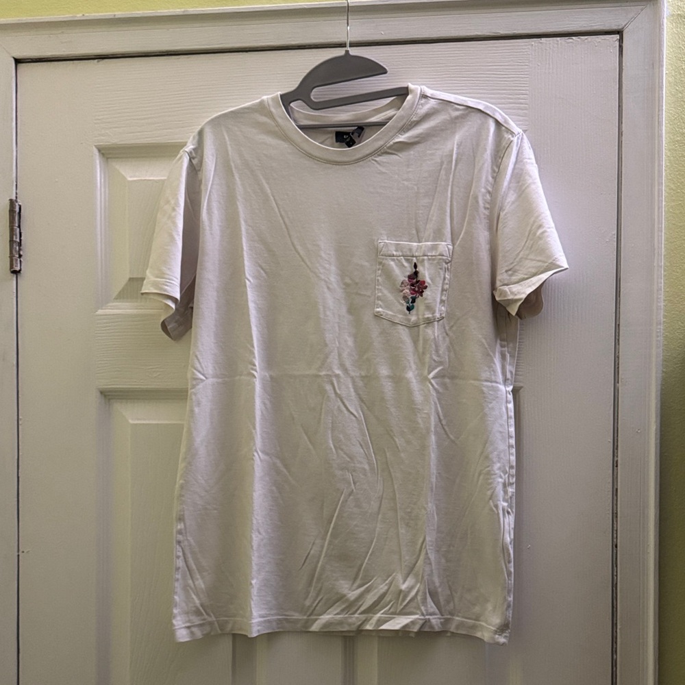 MEN’s Express Cream T-Shirt with Embroidered Floral Pocket size SMALL (36-38)